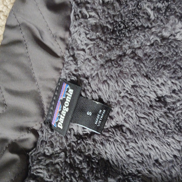 GUC Patagonia grey quilted jacket with faux fur lining. - Picture 2 of 7